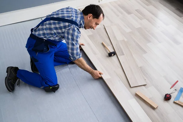 Trabalhador Instalando Home Floor Carpinteiro Deitado Revestimento Laminado — Fotografia de Stock