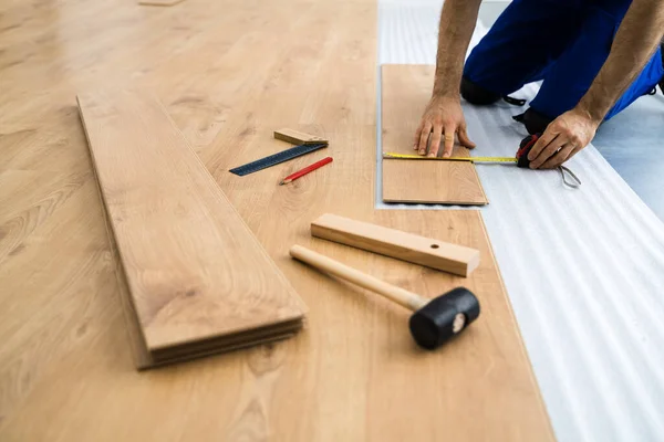Laminate Flooring Improvement Installer Contractor Installing New Floor — Stock Photo, Image