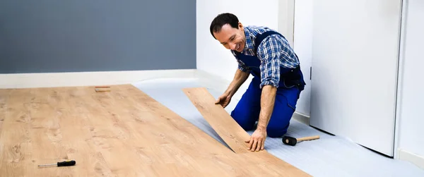 硬木地板翻新 建筑工人进行新层压板安装 — 图库照片