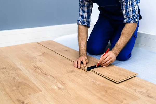 层压地板安装 木地板木匠制图线 — 图库照片