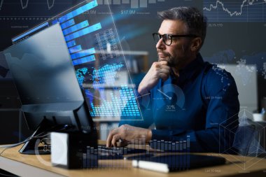 Finansal KPI Verisi Bilgisayarda Kontrol Panelinden Kâr Etti