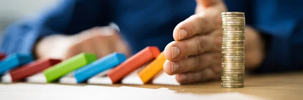 Mano Parando Caída Domino Madera Prevención Riesgos Empresariales — Foto de Stock