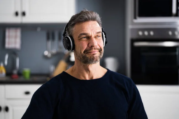 Uśmiechnięty Starszy Dojrzały Mężczyzna Słuchanie Muzyki Słuchawki — Zdjęcie stockowe