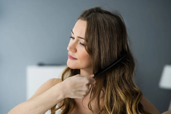 Mujer Usando Peine Peinando Pelo Largo Casa — Foto de Stock