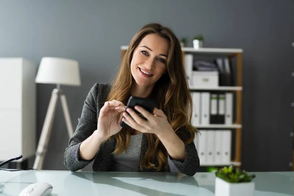 Mensajes Texto Teléfono Inteligente Celular Oficina — Foto de Stock