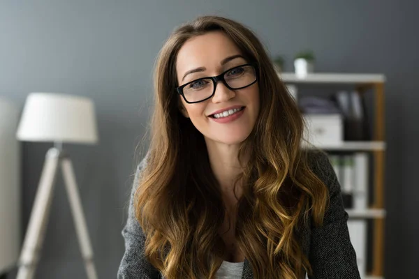 Gelukkig Professioneel Vrouw Werknemer Dragen Van Klassen Het Werk — Stockfoto