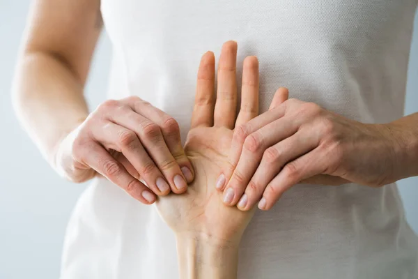 Reflexologia Massagem Mão Acupressão Palma Fisioterapia — Fotografia de Stock