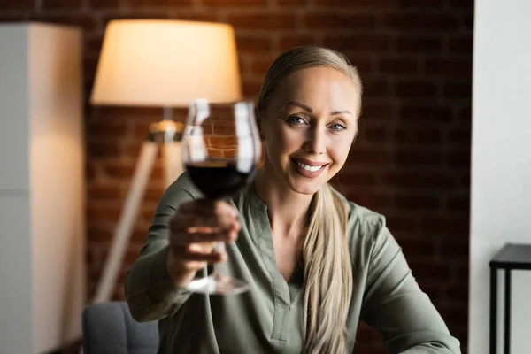 Casa Romántica Cena Videoconferencia Con Vino — Foto de Stock