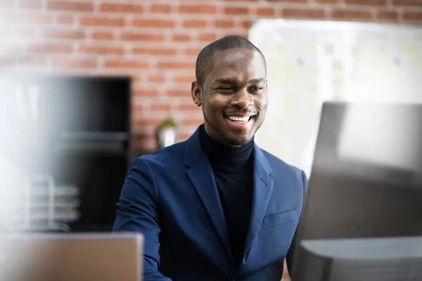 Happy Professional African Pracownik Biurze Wpisując — Zdjęcie stockowe