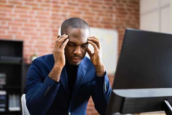 Hombre Angustiado Con Resaca Trabajo Con Dolor Cabeza —  Fotos de Stock