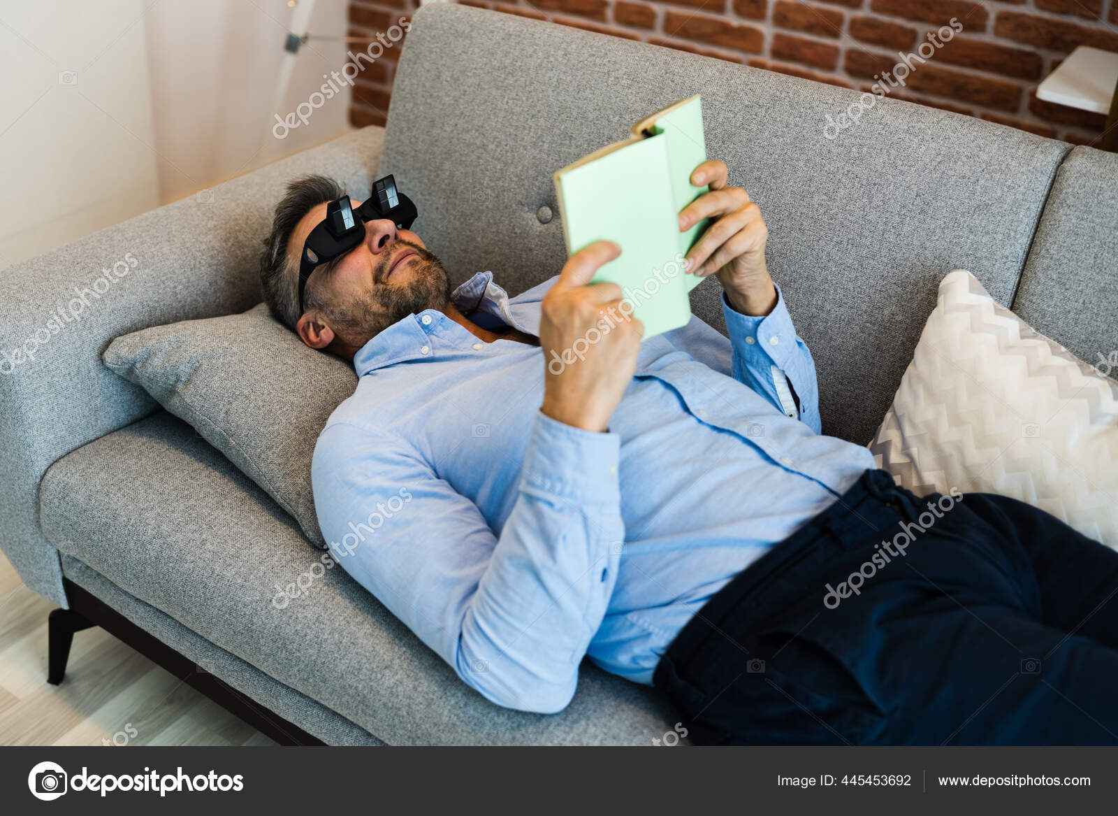 Man Använder Lata Läsa Prisma Glasögon För Att Läsa Boken — Stockfotografi  © AndreyPopov #445453692