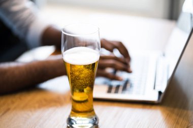 Afrikalı Amerikalı Adam Video Bira İçme Partisi Ev Etkinliği