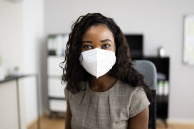 FFP2 Yüz Maskesiyle Ofisteki Amerikalı Afrikalı Kadın