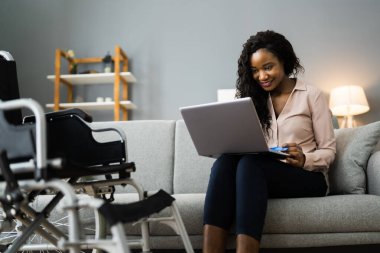 Çevrimiçi Kredi Kartıyla Afrikalı Kadın Alışverişi