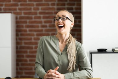 Ev Ağzı Açık Heyecanlı Kadın Yüzü