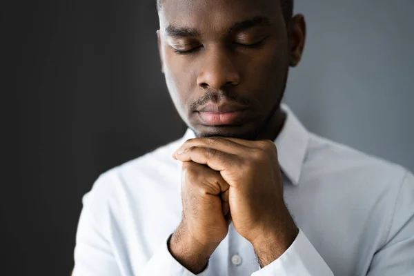 Афроамериканец Молится Ищет Бога — стоковое фото
