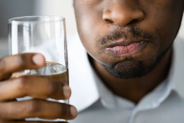 Water Mond Gorgelen Spoelen Afro Amerikaanse Man Met Halitose — Stockfoto