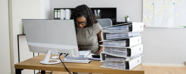 Afroamerikanerin Mit Taschenrechner Macht Buchhaltung — Stockfoto