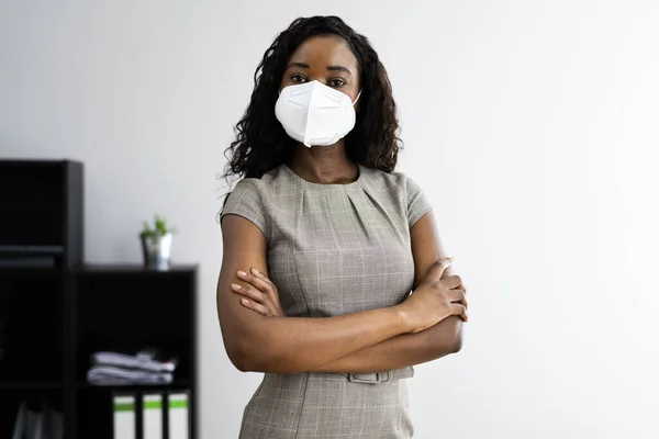 Mulher Africana Americana Recepção Escritório Máscara Facial Ffp2 — Fotografia de Stock