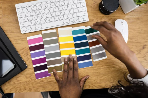 Mujer Diseñadora Gráfica Afroamericana Eligiendo Muestra Revestimiento — Foto de Stock