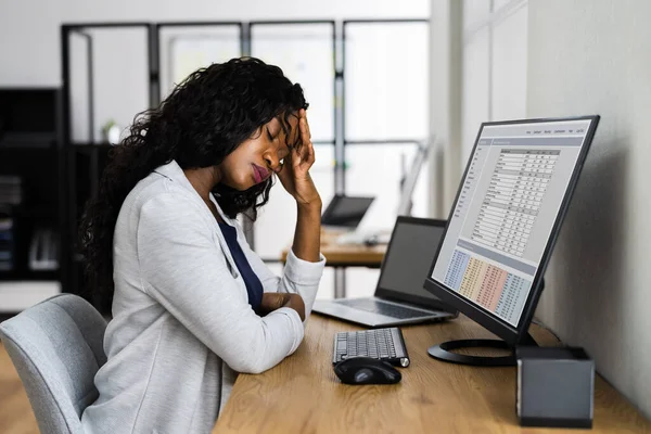 Zdenerwowana Lub Zmęczona Afrykańska Kobieta Biznesu Zestresowany Znudzony — Zdjęcie stockowe