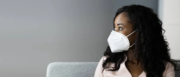 코로나 바이러스 구역에 여자가 얼굴을 보호하는 마스크를 — 스톡 사진