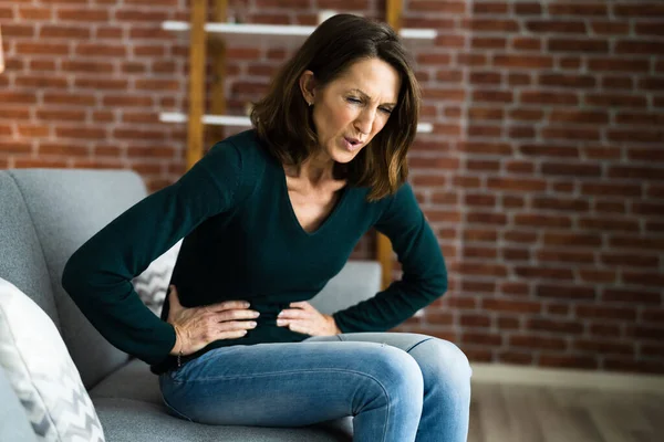 Zieke Vrouw Met Abdominale Pms Hormoon Periode Pijn — Stockfoto