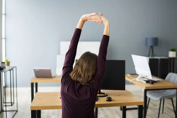 Stretching Övning Vid Office Desk Kvinnan Arbete — Stockfoto