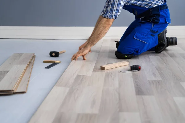 Renovering Trägolv Byggarbetare Som Gör Laminatinstallation — Stockfoto