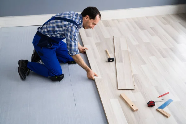 Ristrutturazione Pavimenti Legno Operaio Edile Che Nuova Installazione Laminato — Foto Stock