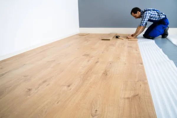 Trabalhador Instalando Home Floor Carpinteiro Deitado Revestimento Laminado — Fotografia de Stock