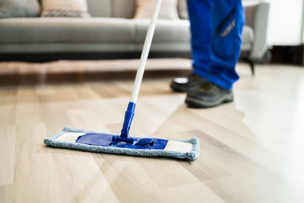 Sprzątanie Domu Człowiek Mopping Salon — Zdjęcie stockowe