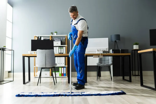 Man Vaktmästare Mopping Golv Ansiktet Mask Finns Kontoret — Stockfoto