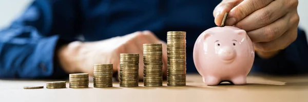 Economizando Dinheiro Orçamento Usando Piggybank Concept — Fotografia de Stock