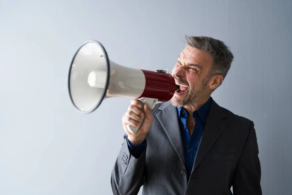 Uomo Che Annuncia Megafono Concetto Avvertimento Altoparlante — Foto Stock