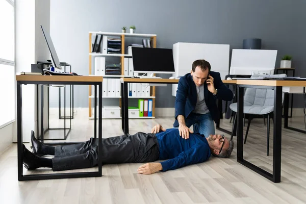 Aider Homme Âgé Évanoui Sur Plancher Bureau Après Glissement Chute — Photo