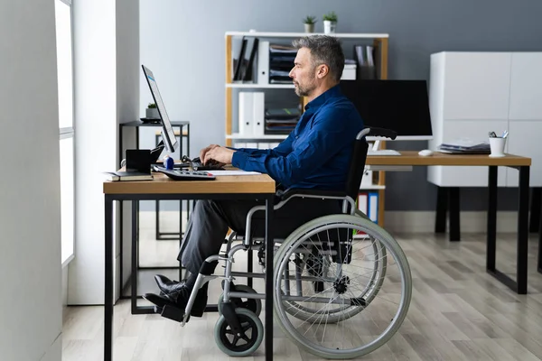 Uomo Disabile Handicappato Sedia Rotelle Che Lavora Utilizzando Tecnologia Informatica — Foto Stock