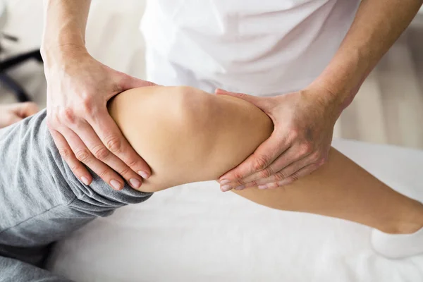 Massaggio Riabilitazione Sportiva Articolare Del Ginocchio Fisioterapia — Foto Stock