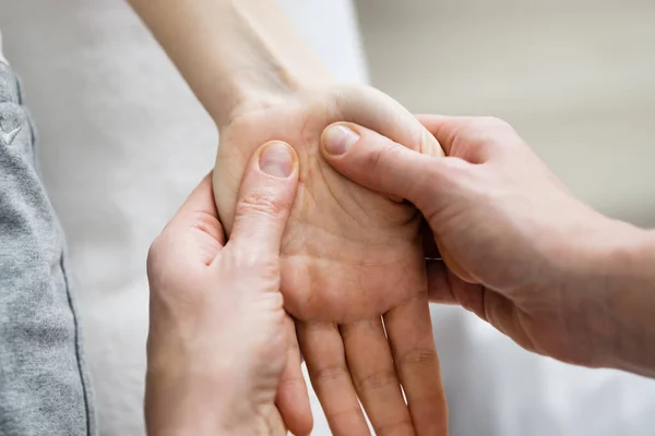 Reflexologia Massagem Mão Acupressão Palma Fisioterapia — Fotografia de Stock