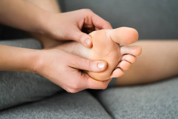 赤脚脚趾及足部皮肤护理及治疗 — 图库照片