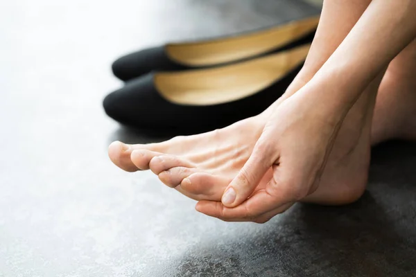 不舒服的鞋子起泡疼痛 有足底的女人 — 图库照片