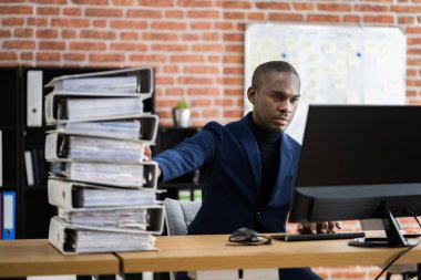 Dijital dönüşüm. Muhasebeci E Fatura Vergisi Belge Yazılımı Kullanıyor