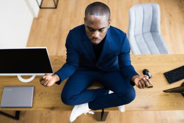 Afrika kökenli Amerikalı Erkek Meditasyonu Ofiste Bilgisayarın yanında
