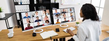 Bilgisayarda Afrikalı Amerikalı Kadın Video Konferansı Toplantısı