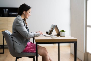 İş Videosu Konferansı Tablet Ekranında Webinar Çağrısı