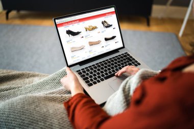 Çevrimiçi Ayakkabı Alışverişi Laptop Ekranı Kullanıyor
