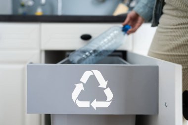 Mutfaktaki şişe geri dönüşüm kutusu. Plastik Çöp Sıralama