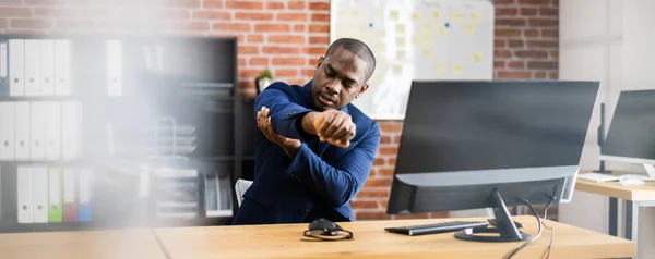 Homem Afro Americano Fazendo Exercício Alongamento Escritório Trabalho — Fotografia de Stock