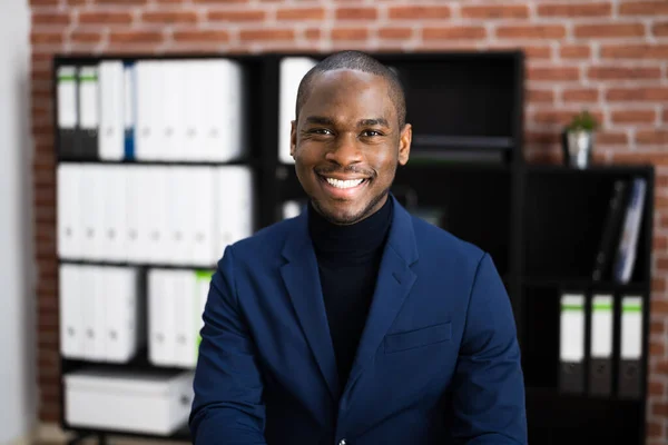 Boldog Professzionális Afro Amerikai Alkalmazott Hivatalban — Stock Fotó