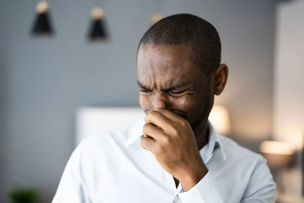 Man Täcker Sin Näsa Från Dålig Lukt Inne Huset — Stockfoto